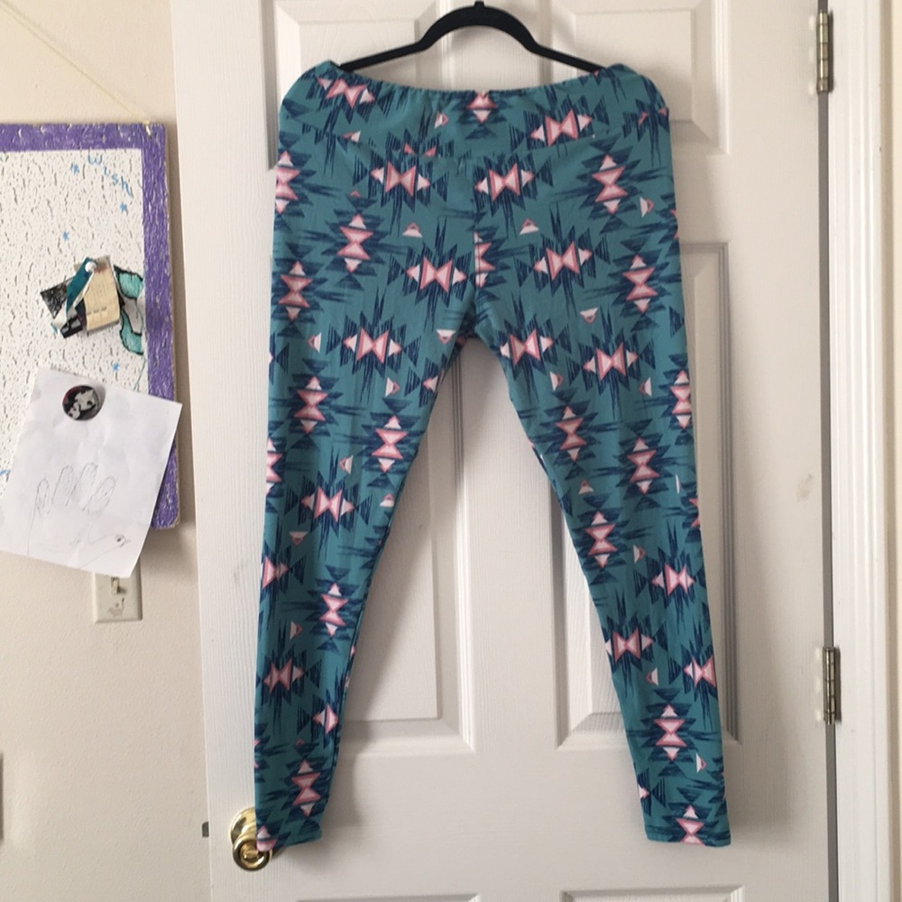LuLaRoe Tall & Curvy Leggings